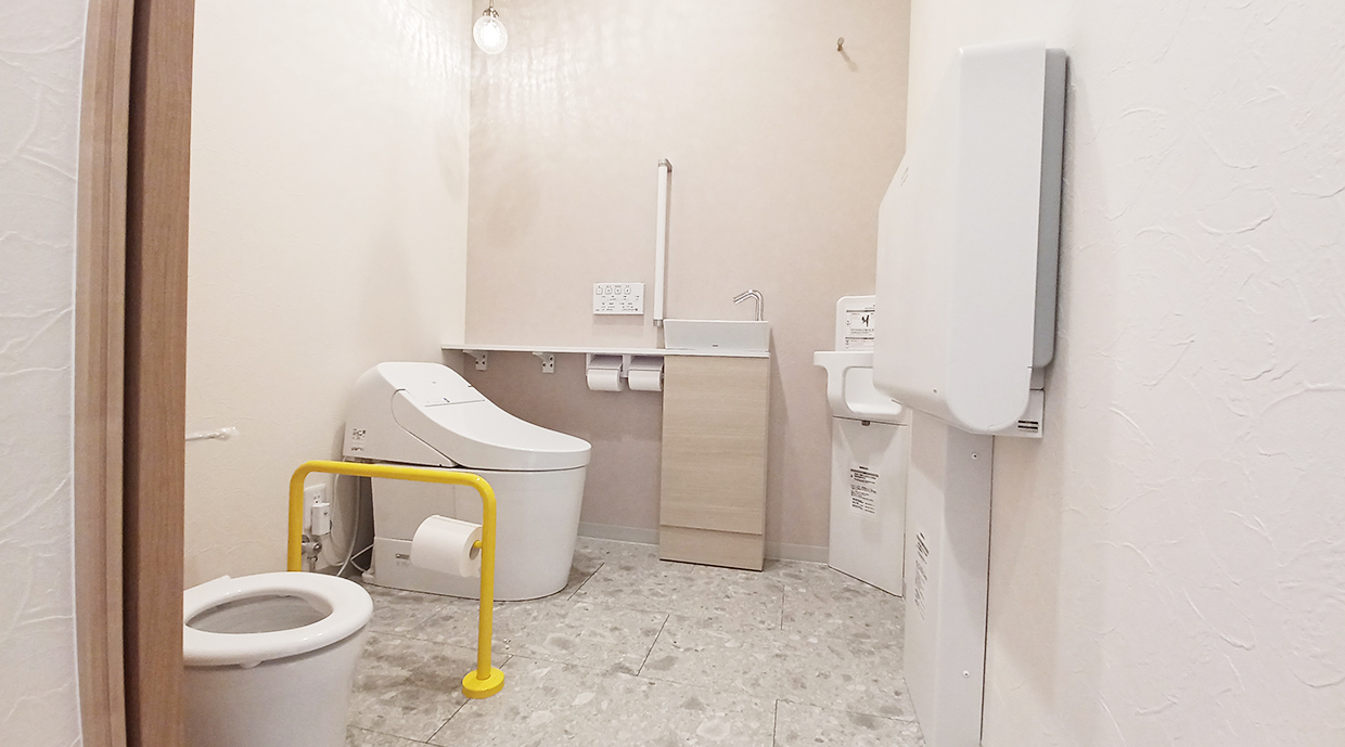 子ども用トイレ／おむつ交換台